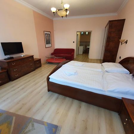 Evergreen Apartments Hotel 卡罗维发利 外观 照片