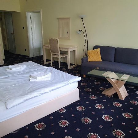 Evergreen Apartments Hotel 卡罗维发利 外观 照片
