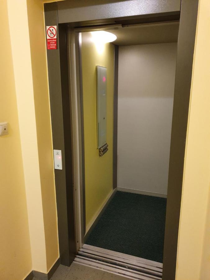 Evergreen Apartments Hotel 卡罗维发利 外观 照片