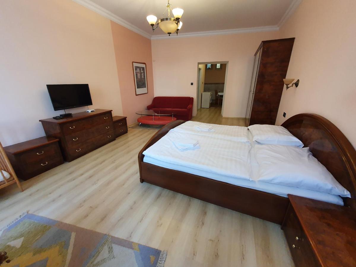 Evergreen Apartments Hotel 卡罗维发利 外观 照片