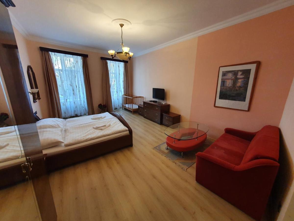 Evergreen Apartments Hotel 卡罗维发利 外观 照片