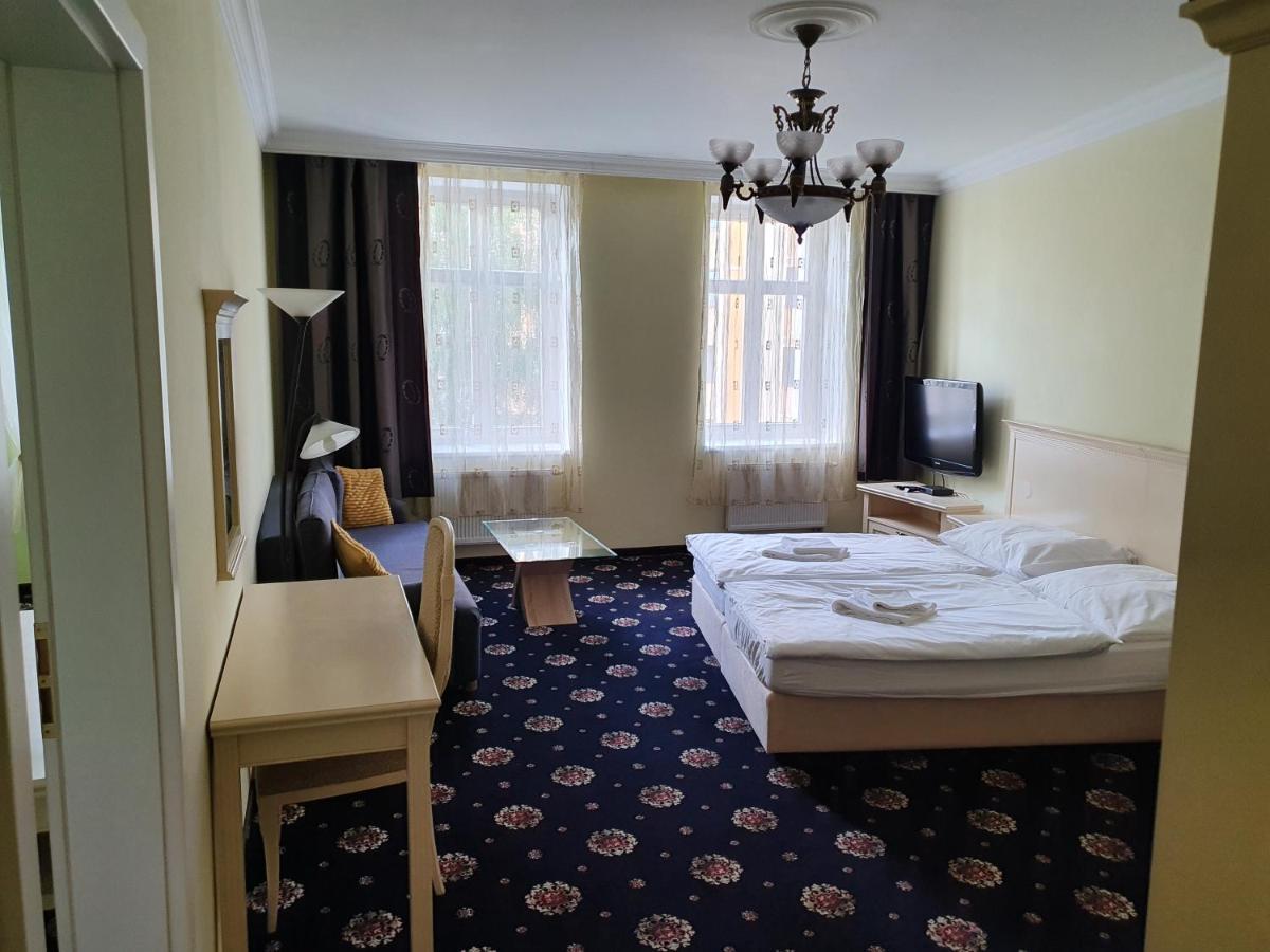 Evergreen Apartments Hotel 卡罗维发利 外观 照片