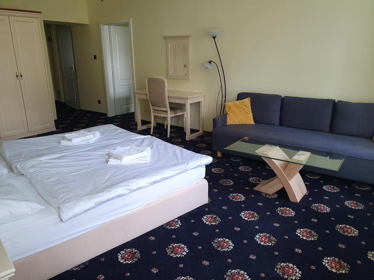 Evergreen Apartments Hotel 卡罗维发利 外观 照片