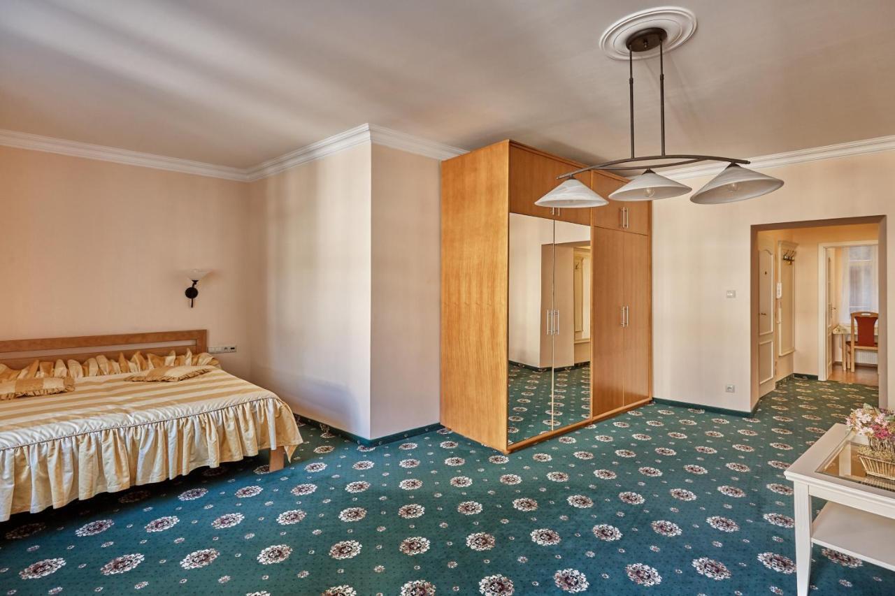 Evergreen Apartments Hotel 卡罗维发利 外观 照片
